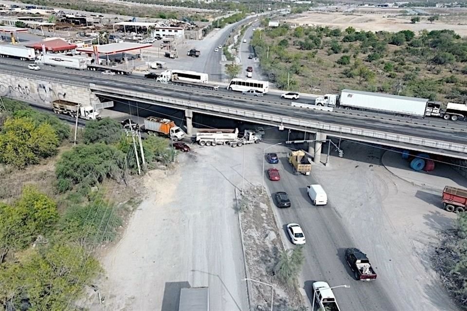  Los baches proliferan tanto del lado de Santa Catarina como de García, principalmente en dirección hacia el poniente.