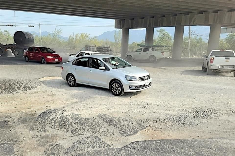  Los baches proliferan tanto del lado de Santa Catarina como de García, principalmente en dirección hacia el poniente.
