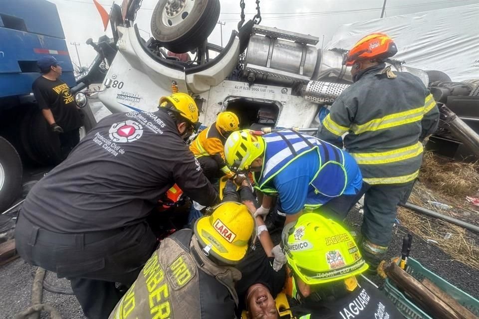  El chofer de la empresa 'Trak Transportaciones' volcó su unidad en el retorno conocido como Casa Blanca, en la Carretera a Saltillo.