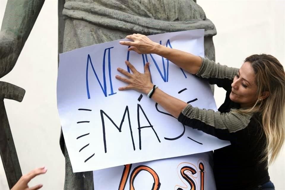Con pancartas, un grupo de jóvenes se manifestó afuera del Palacio de Justicia, donde se realizaría una audiencia contra el ex coach del Inde.