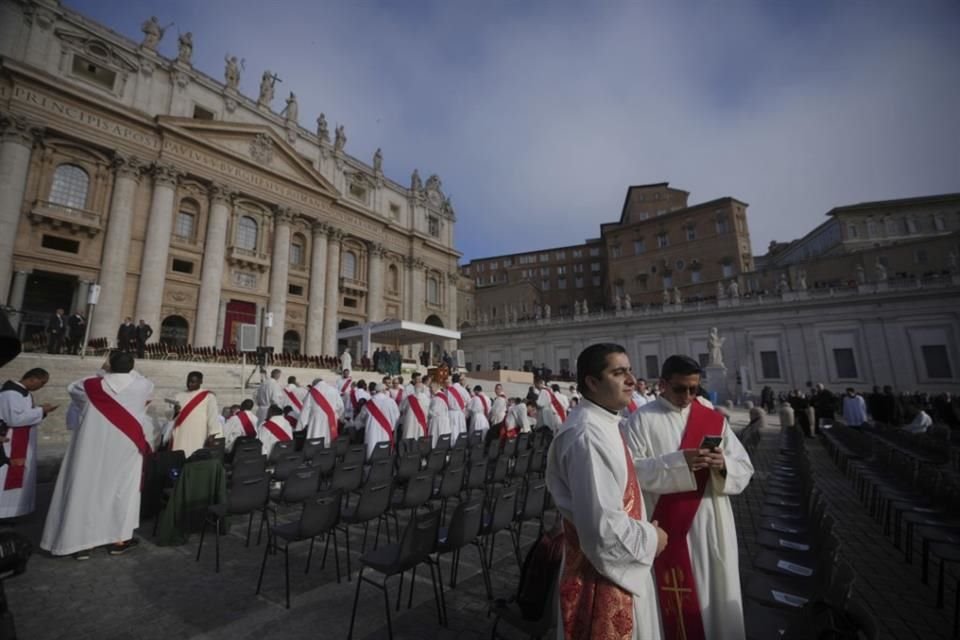 Sacerdotes ocupan su lugar antes del inicio del funeral, en la Plaza de San Pedro, el 26 de abril del 2025.