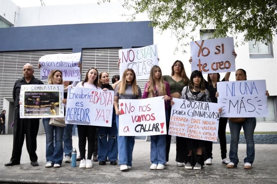 Con pancartas, un grupo de jóvenes se manifestó afuera del Palacio de Justicia, donde se realizaría una audiencia contra el ex coach del Inde.