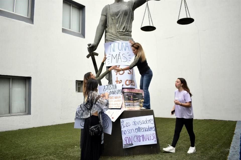 Con pancartas, un grupo de jóvenes se manifestó afuera del Palacio de Justicia, donde se realizaría una audiencia contra el ex coach del Inde.