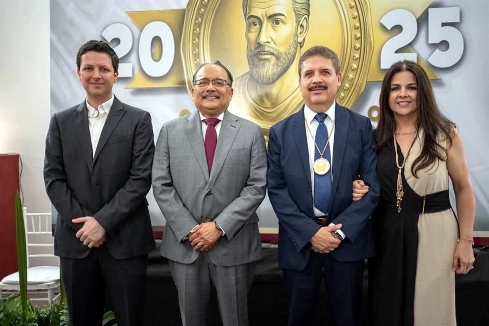 La medalla se otorgó en el marco de la celebración del 421 Aniversario de la Fundación de Escobedo y como parte de los festejos por el bicentenario del natalicio del héroe nacional, Mariano Escobedo. 