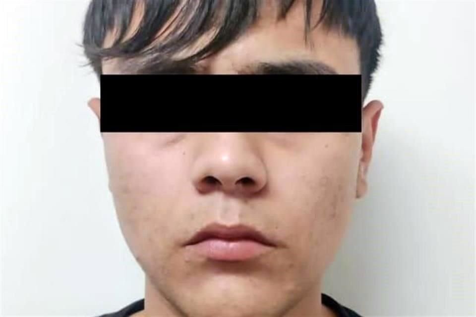 Durante el cateo se capturó a Alan, de 19 años, y se aseguraron dos armas de fuego y drogas.