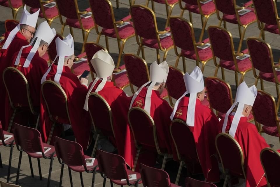 Los primeros cardenales ocupan su lugar en la Plaza de San Pedro.
