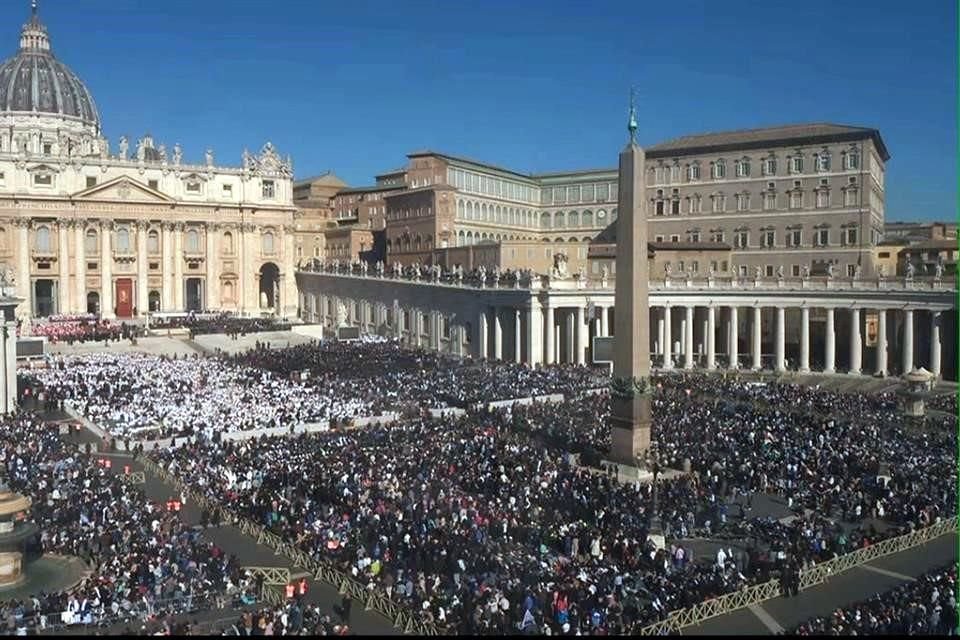 Miles de devotos se congregaron en El Vaticano para despedir al Papa Francisco en su funeral.