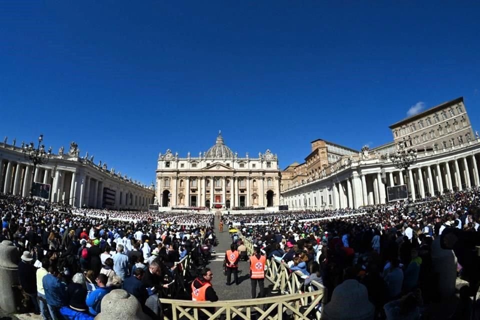 Cientos de fieles se congregaron en la Plaza de San Pedro para presenciar el funeral del Papa Francisco.