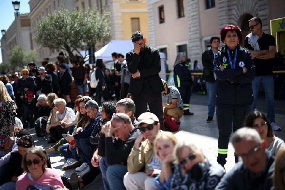 La gente se reúne en la Via della Conciliazione durante el funeral del Papa Francisco.