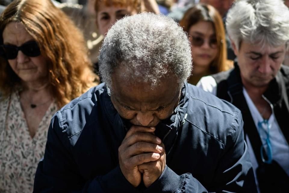 Fieles rezan durante el funeral del Papa Francisco, el 26 de abril del 2025.