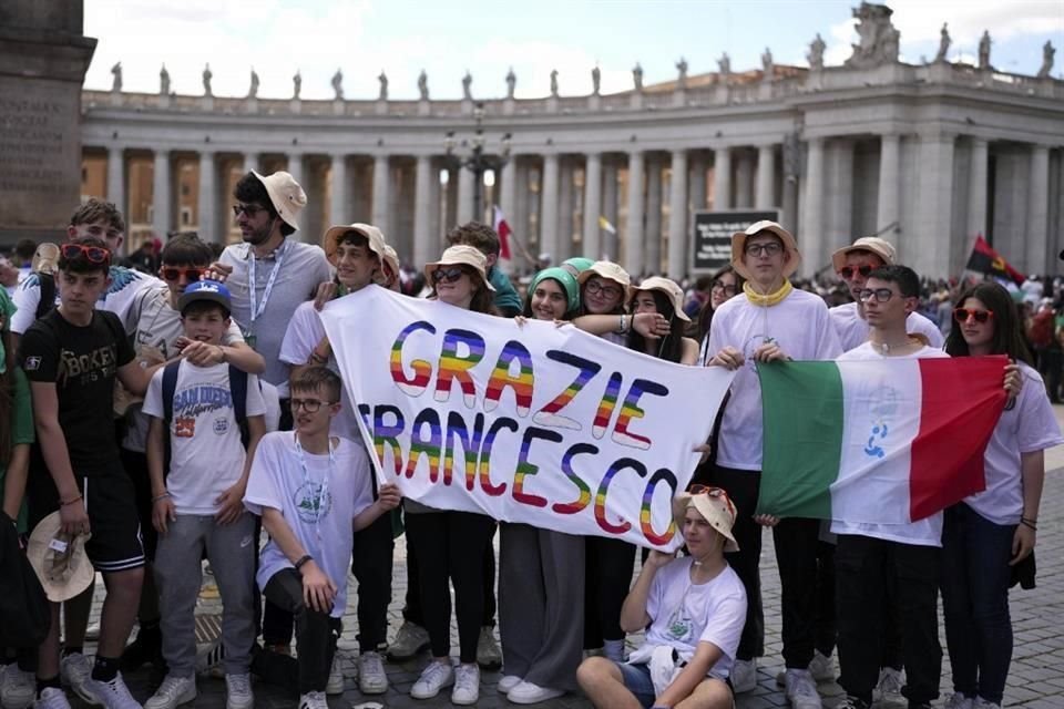 Jóvenes italianos que acudieron a la Plaza de San Pedro sostienen una pancarta que dice 'Grazie Francesco'.