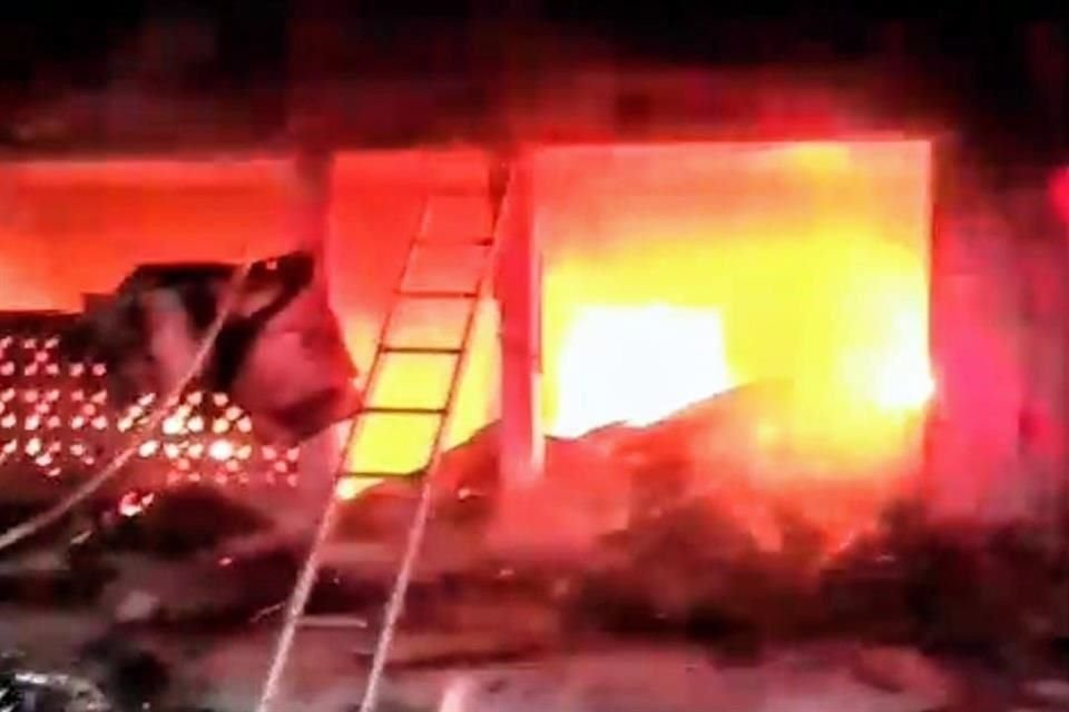 Vecinos alertaron a los números de emergencia tras percatarse del fuego.
