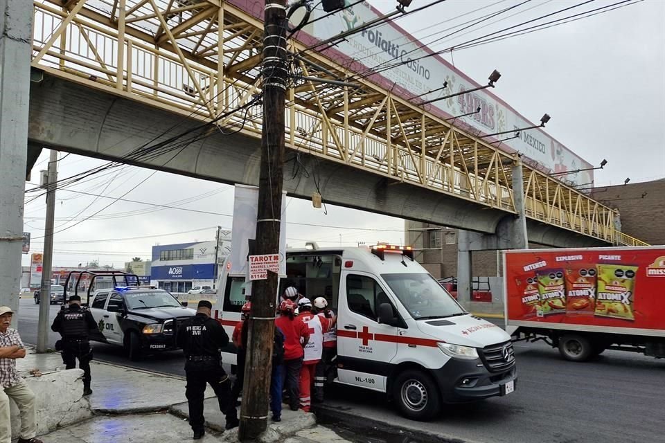 Luego de que fue convencida de no lanzarse de un peatonal de la Avenida Fidel Velásquez, paramédicos atendieron a la mujer.