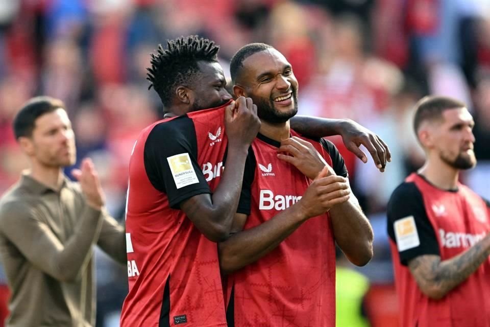 Jugadores del Bayer Leverkusen celebran la victoria ante el Augsburgo.
