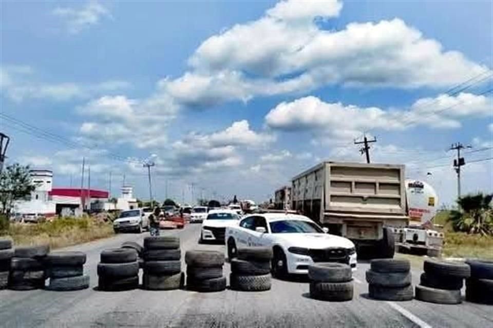 Los manifestantes usaron neumáticos y tráileres para interrumpir el tráfico, lo que causó largas filas de vehículos.