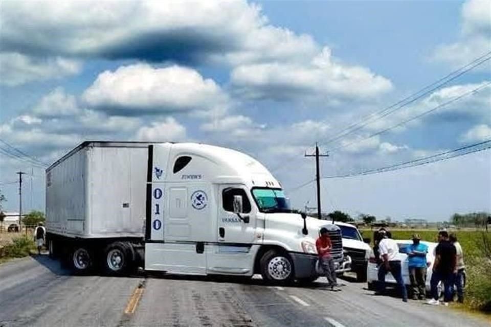 Los manifestantes usaron neumáticos y tráileres para interrumpir el tráfico, lo que causó largas filas de vehículos.