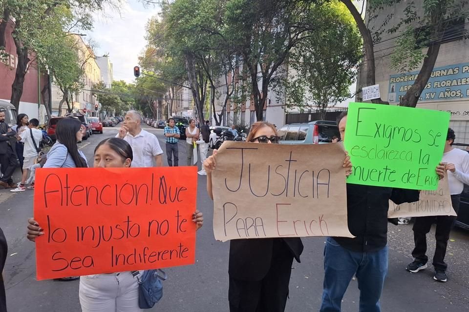 Este sábado los familiares de Erick, los alumnos de la academia y sus padres, protestaron afuera de la funeraria donde se realizaba el velorio del menor.   