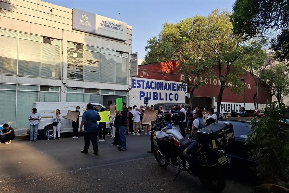 Personal de Gobierno de la Ciudad y la Alcaldía Cuauhtémoc tuvieron un acercamiento con la mamá de Erick y con los padres de familia de los menores golpeados. 