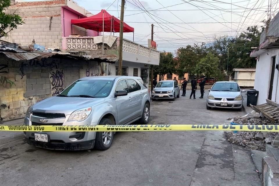 Hombres armados disparan y dañan tres vehículos estacionados en la vía pública, en la Colonia Independencia, en el sur de Monterrey.