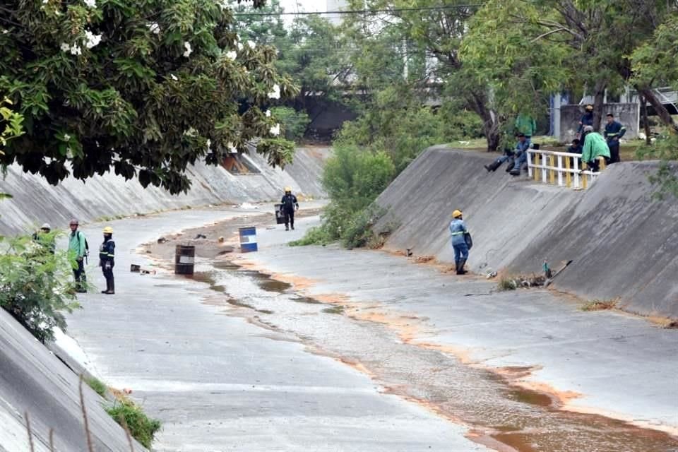 Los trabajos de Ternium para remediar la fuga se realizan a lo largo de los 11 kilómetros afectados.