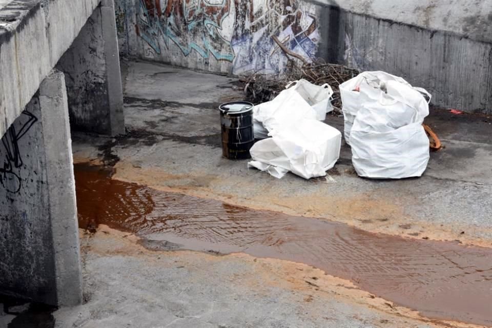 Con cal en solución, hidróxido de sodio y bicarbonato en grado alimenticio las cuadrillas neutralizan las sustancias químicas.