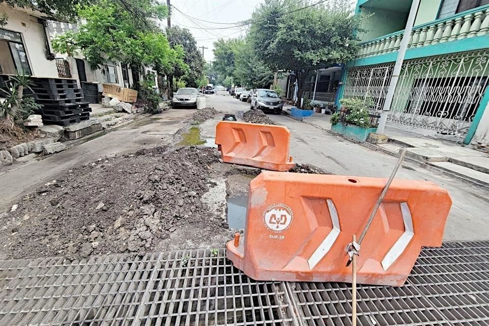 En la calle Limón, de la Colonia Coyoacán, en Monterrey, hay trabajos inconclusos de una tubería.