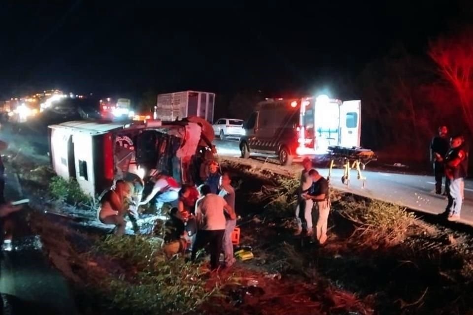 El accidente ocurrió a la altura del kilómetro 180 de la Carretera Nacional donde quedó volcado el autobús.