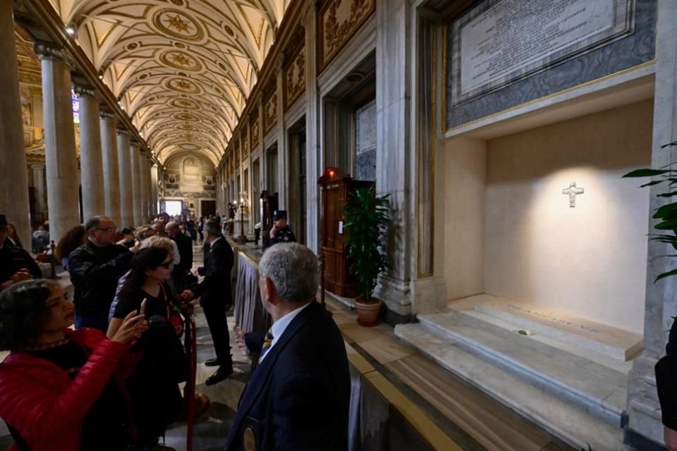 Miles de fieles visitaron la tumba sencilla del Papa Francisco.