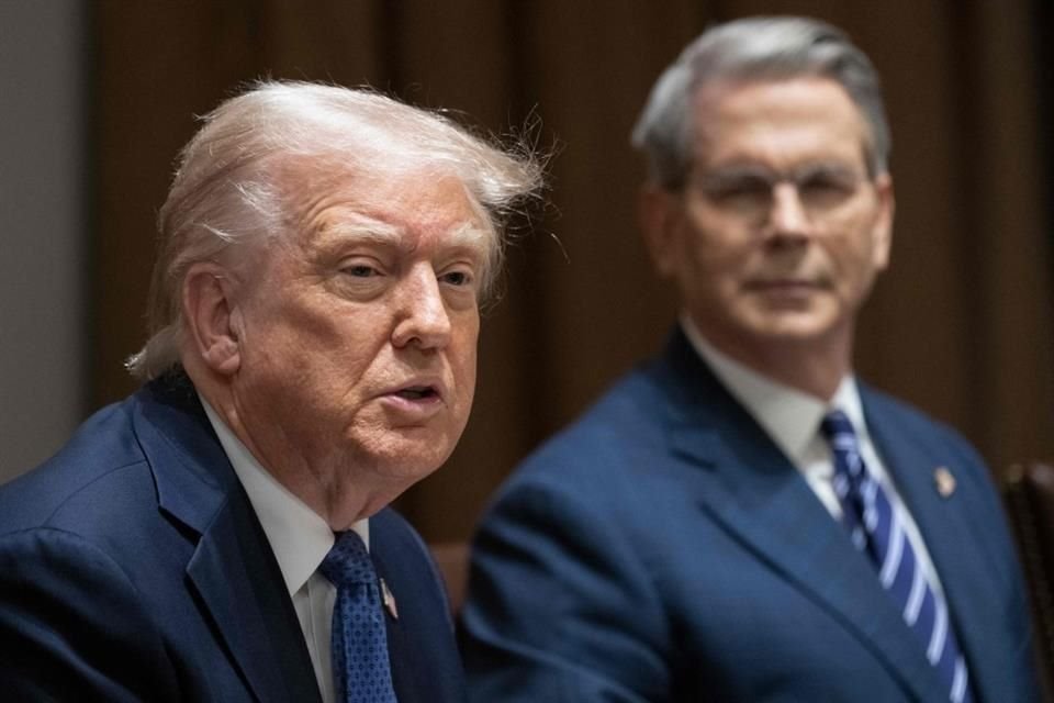 El Presidente de Estados Unidos, Donald Trump, junto al Secretario del Tesoro, Scott Bessent, durante una reunión de gabinete el 24 de abril.