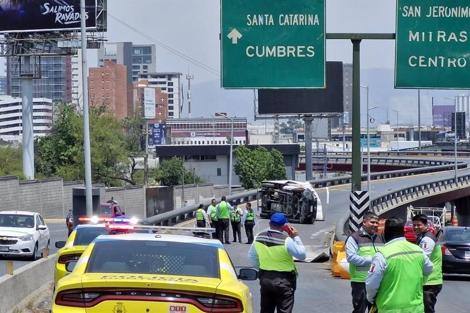 Un hombre fallece y dos más resultan lesionados tras volcarse en la gaza que conecta la Avenida Gómez Morín con Morones Prieto.