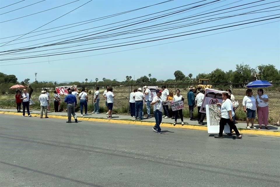 Con pancartas, el grupo mostró su rechazo a los trabajos a la obra, por los problemas de vialidad que ocasionará.