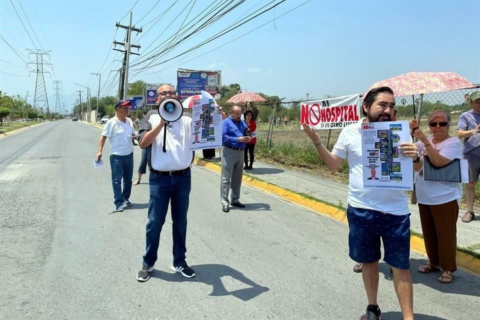 Con pancartas, el grupo mostró su rechazo a los trabajos a la obra, por los problemas de vialidad que ocasionará.
