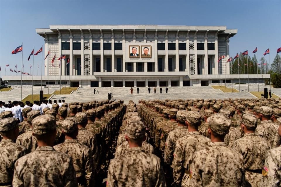 Soldados norcoreanos participan en una marcha en Pyongyang, el 25 de abril del 2025.
