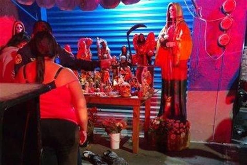 El adolescente se desplomó frente a un altar de la Santa Muerte y minutos después paramédicos de Cruz Roja y de Protección Civil confirmaron que había muerto.