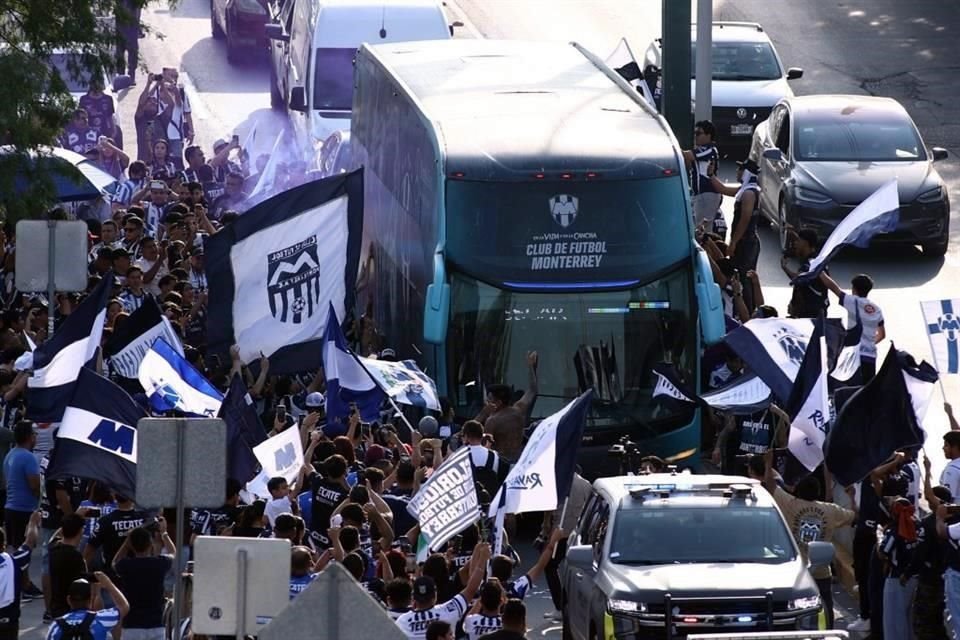 El autobús que transportó a Rayados al Estadio Monterrey pasó entre centenares de aficionados alentando a su equipo.