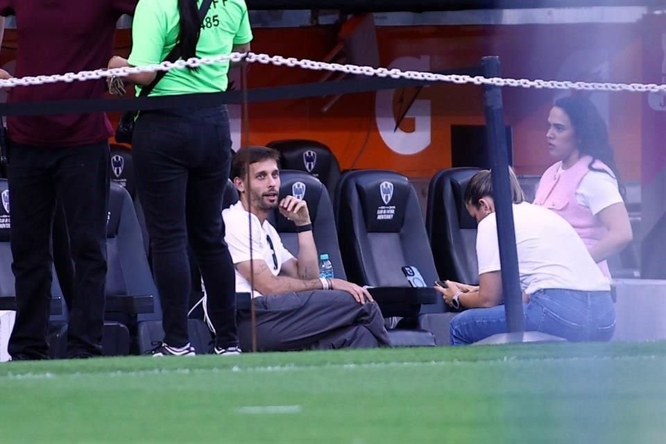 Sergio Canales estuvo unos minutos en la banca del Monterrey; el español está descartado para el duelo.