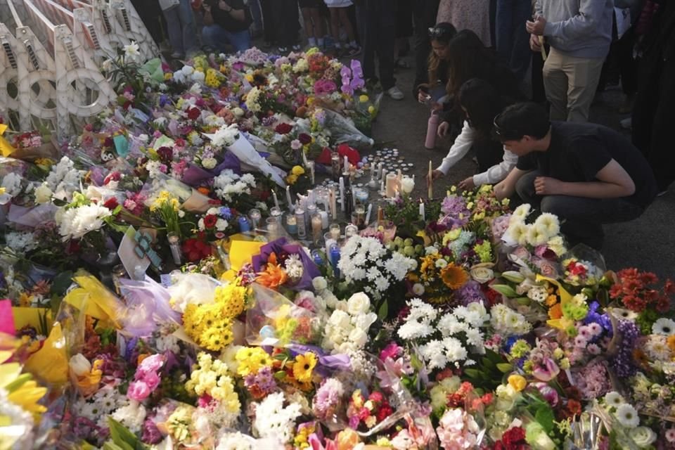 Visitantes dejan flores en el lugar de un atropello masivo en Vancouver.