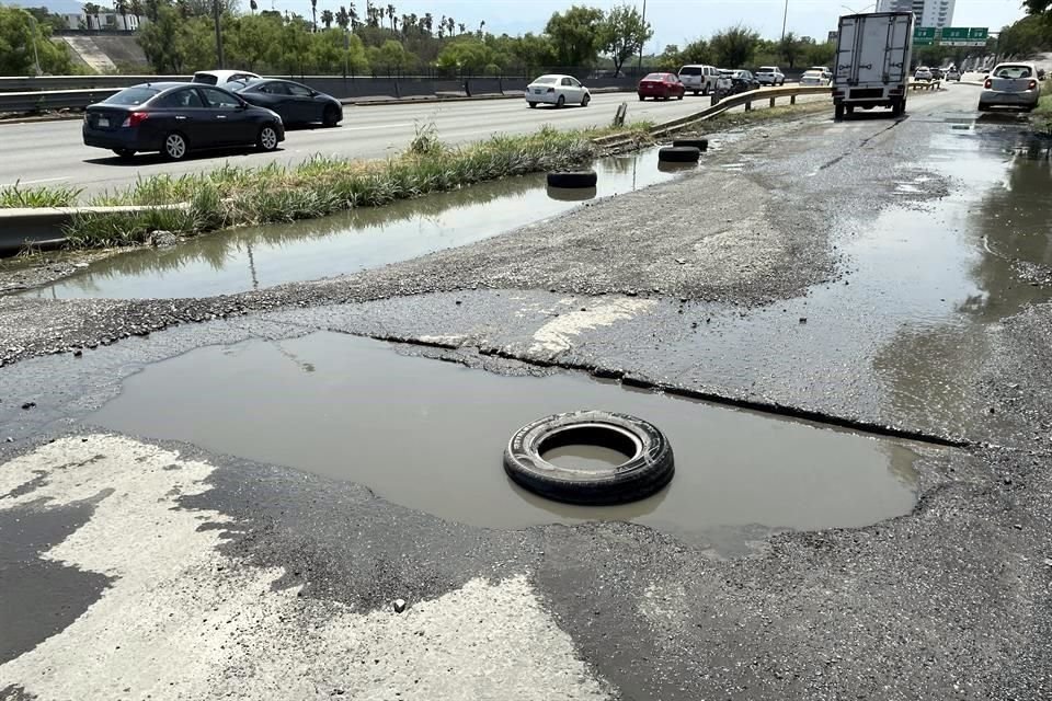 La fuga de drenaje abarcaba ayer unos 100 metros; además de las aguas pestilentes había llantas tiradas a lo largo del camino.