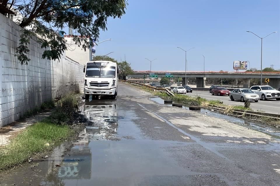 La fuga de drenaje abarcaba ayer unos 100 metros; además de las aguas pestilentes había llantas tiradas a lo largo del camino.