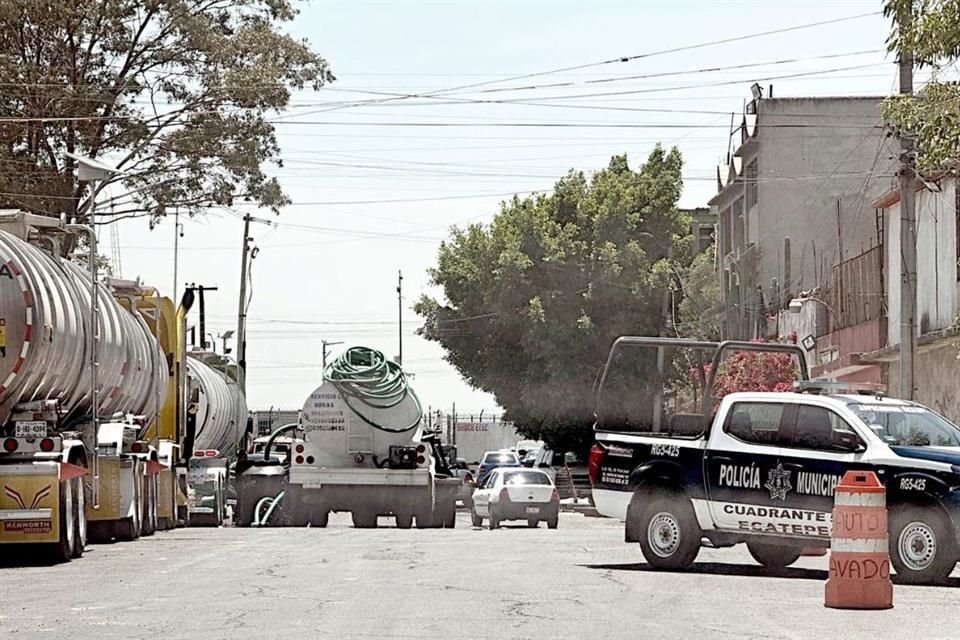 Operadores de pipas interfieren en infraestructura hidráulica de Ecatepec para robar y vender el agua, práctica que hacen frente a policías.