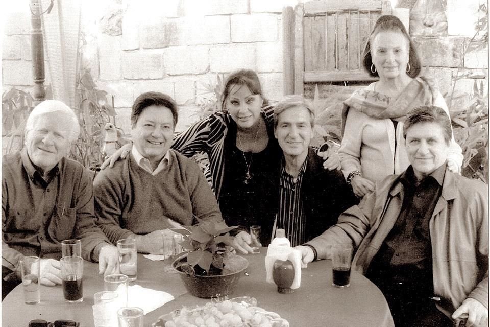 Con sus hermanos Yolanda (+), Alfonso (+), Eduardo, Odón (+) y Mágala (+) García Alanís.