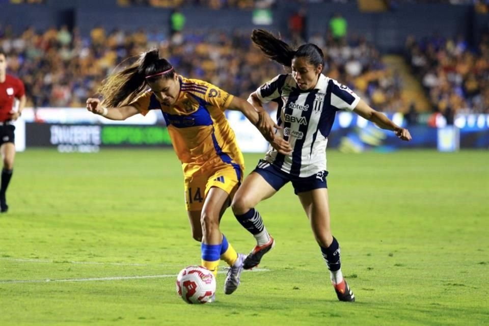Aunque Tigres Femenil ni Rayadas andan en gran nivel, lo que no faltó en la ida fue la intensidad.