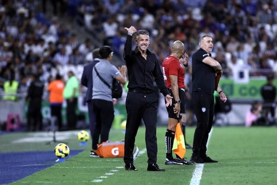 El entrenador argentino estuvo atento en todo momento en la zona técnica.