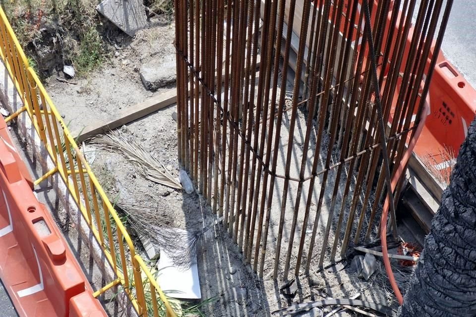  Los trabajos de la Línea 4, en la Avenida San Jerónimo, se encuentran detenidos desde julio del 2024 y las varillas expuestas corren el riesgo de presentar corrosión.