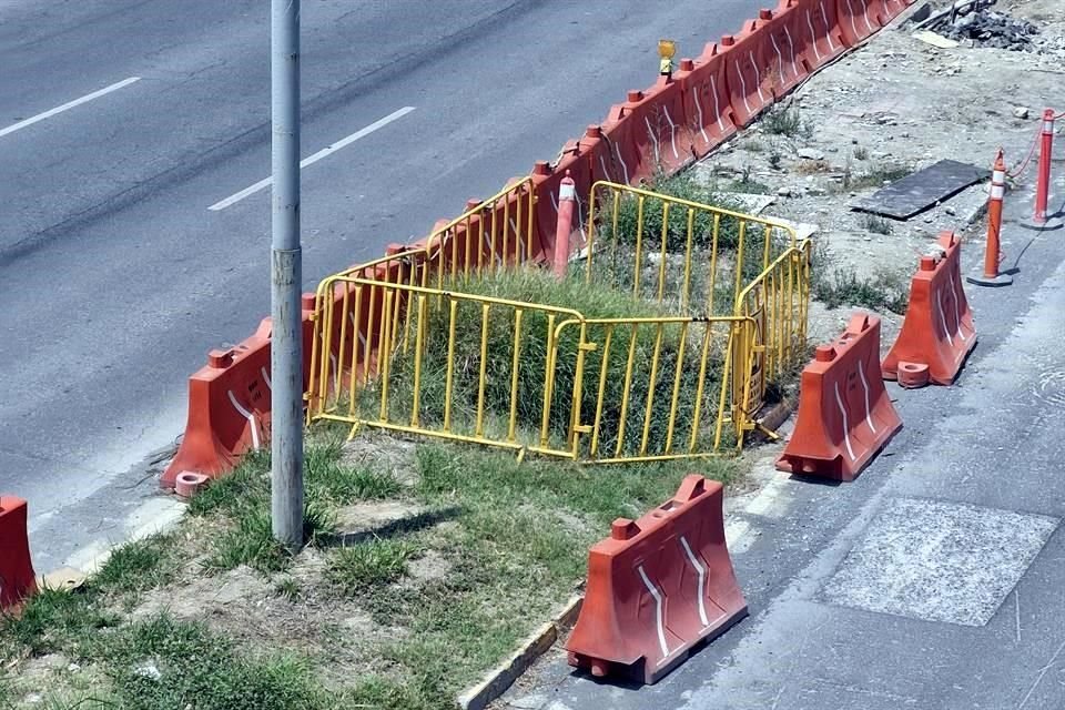  Los trabajos de la Línea 4, en la Avenida San Jerónimo, se encuentran detenidos desde julio del 2024 y las varillas expuestas corren el riesgo de presentar corrosión.