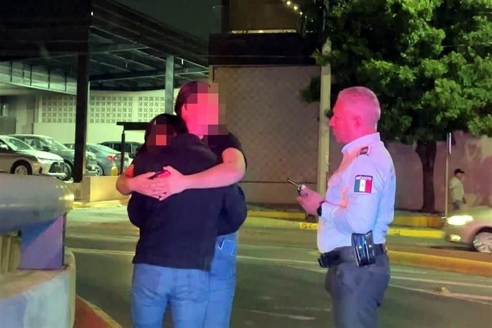 Un joven es rescatado por comandante de Tránsito luego de intentar arrojarse de un puente vial en el cruce de Leones y Enrique C. Livas.