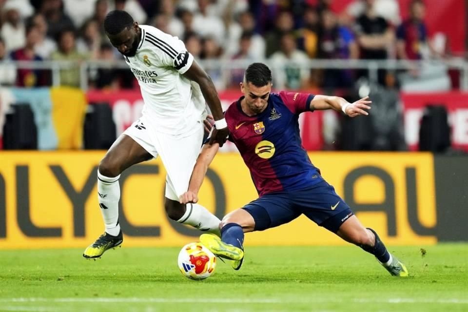 Antonio Rüdiger (izq.) recibió críticas en Alemania tras la Final de la Copa del Rey.