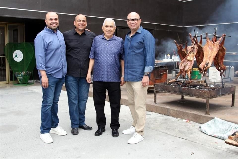 El festejado con Alejandro, Fabián y Leonel Luis