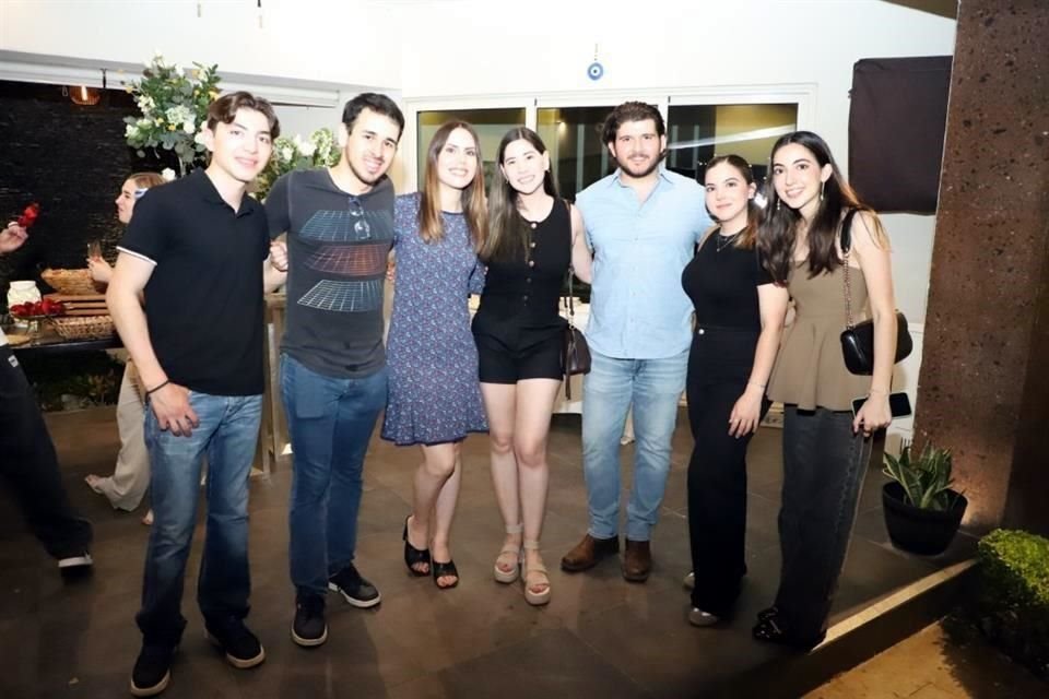 Armin Ramírez, Gerardo Lozano, Carolina Ortiz, Katia Lozano, Marcelo García y Valeria Ramírez y Mariana Ramírez