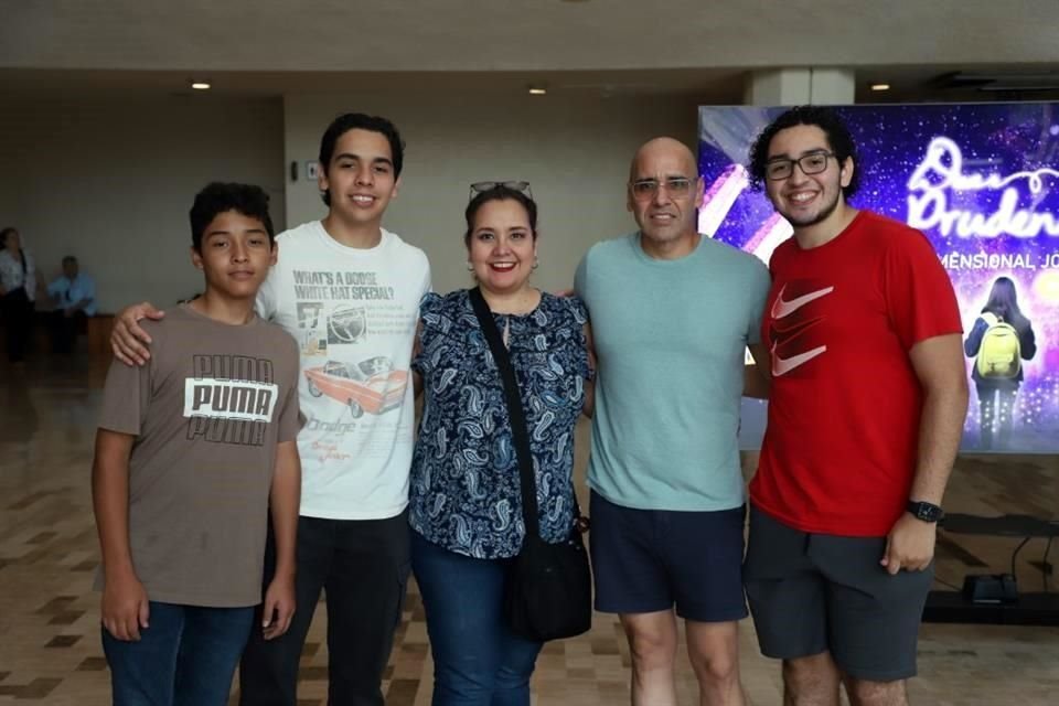 Alonso Guerrero, Luis Carlos Guerrero, Walkyria Salazar, Luis Guerrero y David Guerrero